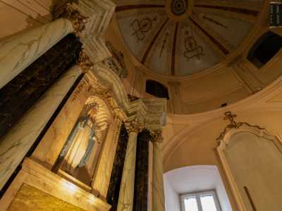 Unica eccezione � la statua della Vergine...